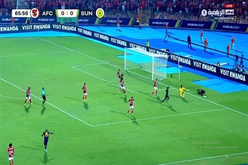 لاعبو صنداونز يطالبون بركلة جزاء والحكم يحتسب ركنية