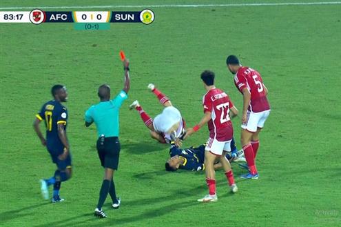 طرد ميندييتا لاعب صنداونز بعد تدخل عنيف على أكرم توفيق