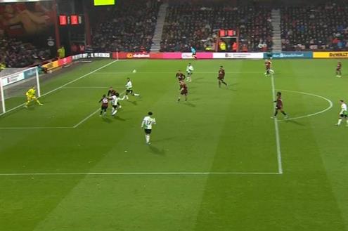 رأسية خطيرة من محمد صلاح أمام بورنموث