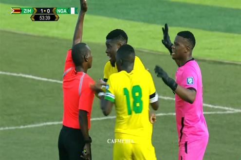 لقطة مثيرة للجدل في مباراة زيمبابوي ونيجيريا