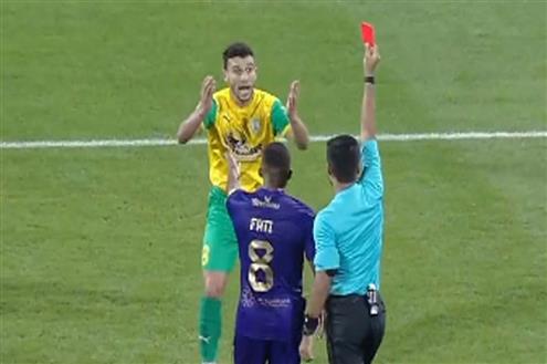 طرد حمدي فتحي لاعب الوكرة أمام العربي