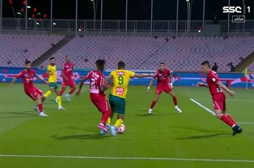 محمد شريف يتسبب في ركلة جزاء أمام الوحدة