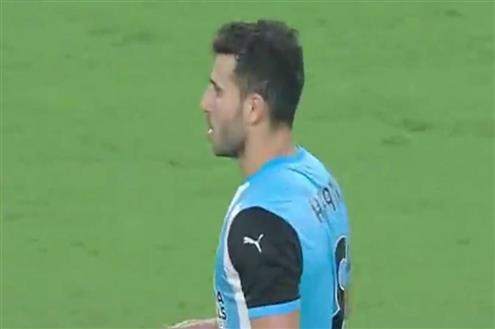 الحكم يشهر بطاقة صفراء لحمدي فتحي بسبب بدر بانون