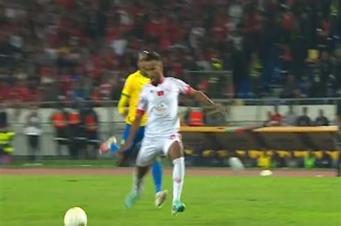 العارضة تحرم حمدو الهوني من هدف رائع أمام صنداونز