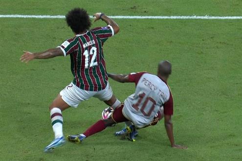 لحظة احتساب ركلة جزاء لفريق فلومينينسي أمام الأهلي