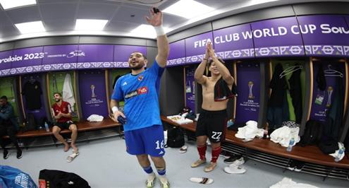 فرحة لاعبي الأهلي في غرفة خلع الملابس