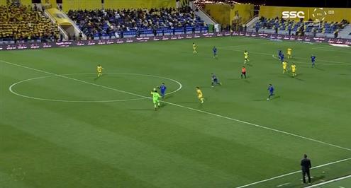 خطأ كارثي من حارس التعاون يتسبب في هدف أمام الفتح بالدوري السعودي