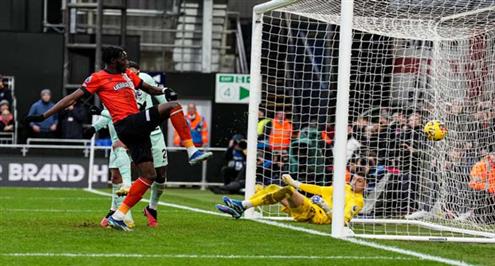 هدف لوتون تاون الثاني أمام تشيلسي (أديبايو)