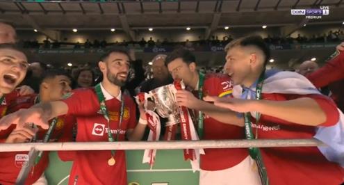 لحظة تتويج مانشستر يونايتد بكأس كاراباو