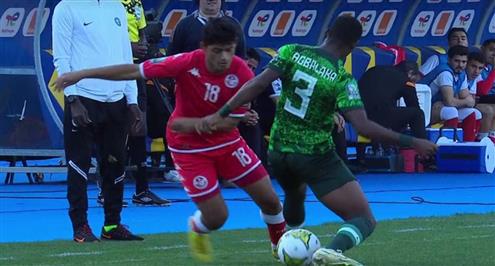 مهارة الضاوي أمام لاعب نيجيريا