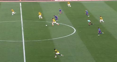 حجازي يستخلص الكرة ويراوغ لاعبي الفيحاء 