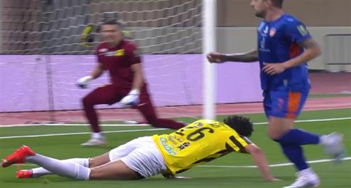 تصدي حجازي لتسديدة لاعب الفيحاء 