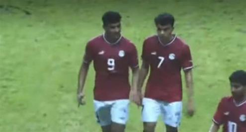 مشادة بين إبراهيم عادل وأسامه فيصل بعد نهاية الشوط الأول أمام زامبيا