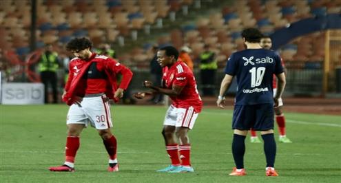 لقطة تمزق قميص محمد هاني بعد كرة مشتركة مع رمضان صبحي 