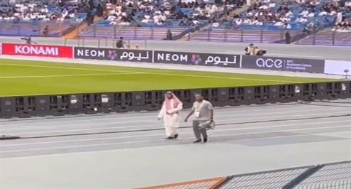 جماهير الهلال تهتف بإسم ميسي أمام رئيس النادي