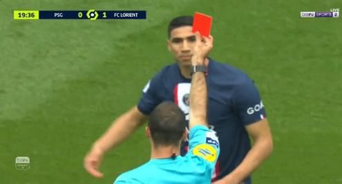 أشرف حكيمي يتلقى بطاقة حمراء أمام لوريان 