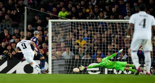 هدف ريال مدريد الثالث أمام برشلونة (بنزيما)