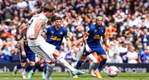 بوب حارس نيوكاسل يتصدى لضربة جزاء من أمام بامفورد لاعب ليدز