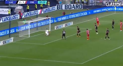 مانويل لاتزاري يسجل بغرابة في مرماه 