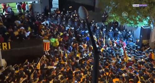 يشبه زحف النمل .. جماهير جالاتا سراي تحتفل بعد الفوز بالدوري التركي