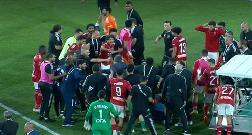 سقوط لاعب الأهلي محمود متولي بعد مباراة بيراميدز