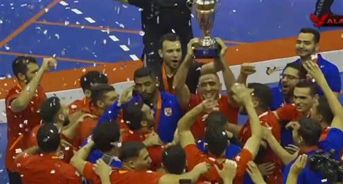 لحظة تتويج الأهلي بكأس السوبر الإفريقي لكرة اليد 