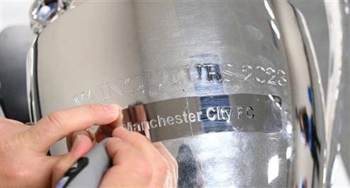 لحظة كتابة إسم السيتي على كأس دوري الأبطال