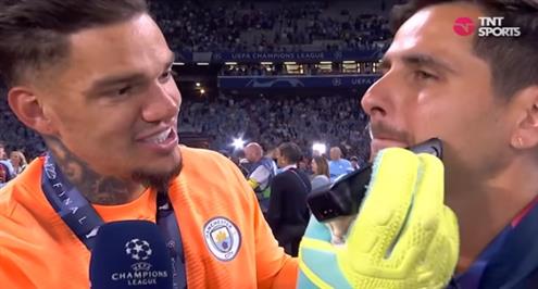 حلاقة على الهواء بعد تحدي بين إيدرسون ومذيع