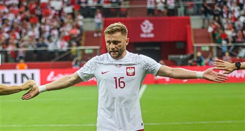 ممر شرفي للاعب بولندا ياكوب بواشتكوفسكي "كوبا" بعد إعتزاله اللعب دولياً