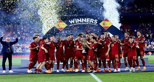 مراسم تتويج منتخب إسبانيا ببطولة دوري الأمم الأوروبية