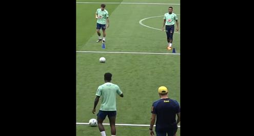 مهارة وتحدي في مران منتخب البرازيل