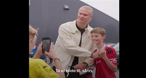 رد فعل مفاجئ من هالاند مع طفل مشجع لمانشستر يونايتد