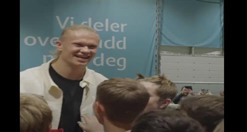 زيارة مفاجئة من هالاند لاكاديمية كرة قدم بالنرويج 