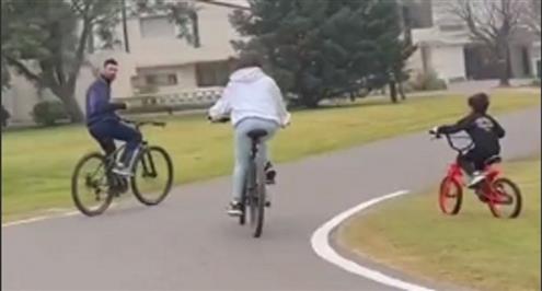 رحلة بالدراجة .. ميسي يستمتع بوقته مع عائلته