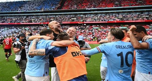 فرحة لاعبي مانشستر سيتي مع الجماهير بعد الفوز على اليونايتد