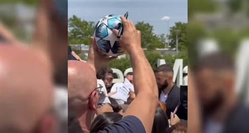 زحام كبير .. بنزيما يوقع لجماهير ريال مدريد