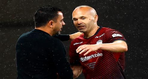 مقابلة أسطورية بين نجوم برشلونة تشافي وإنييستا