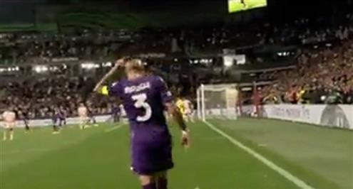 إصابة دموية لكريستيانو بيراجي لاعب فيورنتينا بعد اعتداء جماهير وست هام عليه