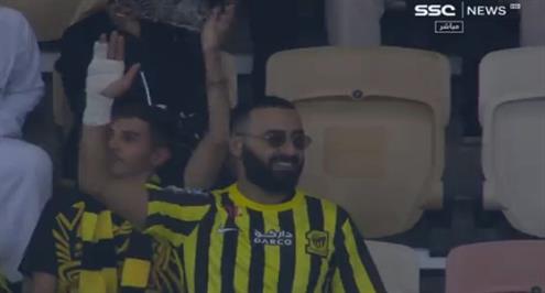 شبيه بنزيما متواجد في مدرجات ملعب الجوهرة 