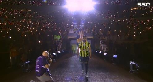 لحظة دخول بنزيما أرضية ملعب الجوهرة وسط تصفيق حار من الجماهير