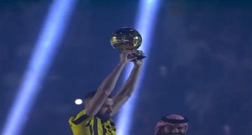 بنزيما يحمل الكرة الذهبية داخل ملعب الجوهرة 