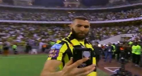 بنزيما يلتقط صورة مع جماهير الاتحاد 