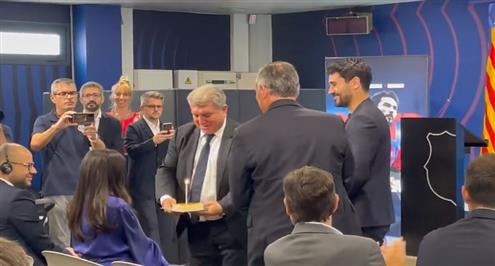 لابورتا رئيس برشلونة يحتفل بعيد ميلاد زوجة جوندوجان