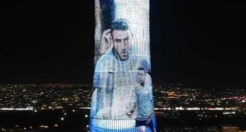 وضع صورة حمدي فتحي على قلب فندق الشعلة بمدينة الوكرة