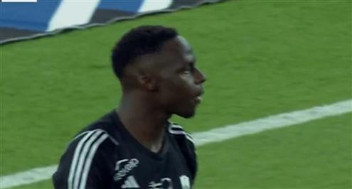 خطأ ساذج.. ميندي يتسببب في هدف أول للحزم أمام أهلي جدة