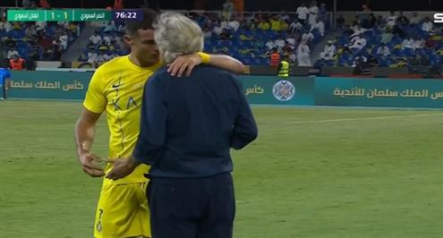 حديث خاص بين رونالدو وخيسوس مدرب الهلال