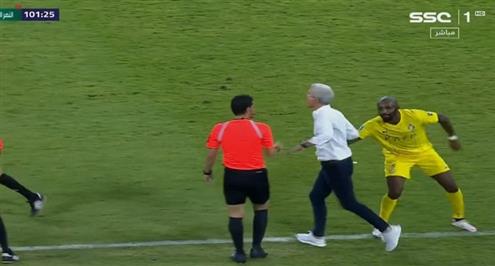 انفعال كاسترو مدرب النصر بعد الطرد أمام الهلال