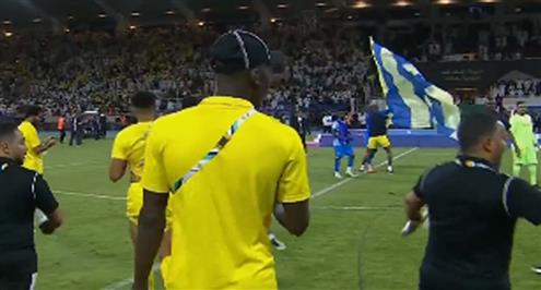 اشتباك بالأيدي بين لاعبي الهلال والنصر