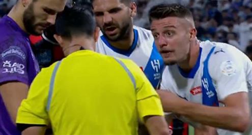 طرد سافيتش لاعب الهلال أمام الرائد