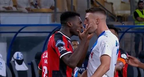 طرد لاعب الرائد عمر جونزاليس أمام الهلال